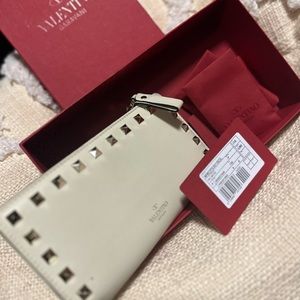 VALENTINO Garavani RARE IVORY rock stud bifold wallet